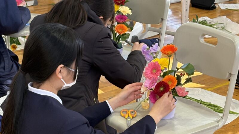 地域の小学校で花育活動を行いました。